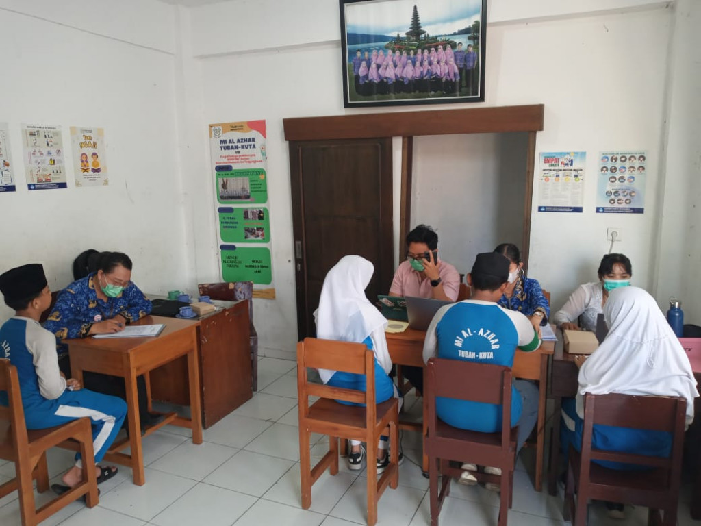 Kegiatan pemweiksaan berkala di SD AL Azhar, 4/17/2025